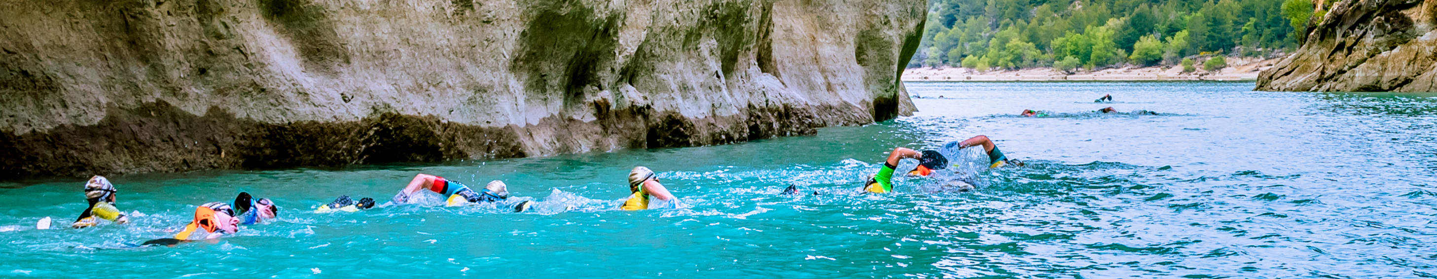 plusieurs nageurs dans les gorges du verdon