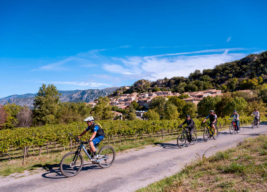 groupe de cyclistes sur la route à Aiguines