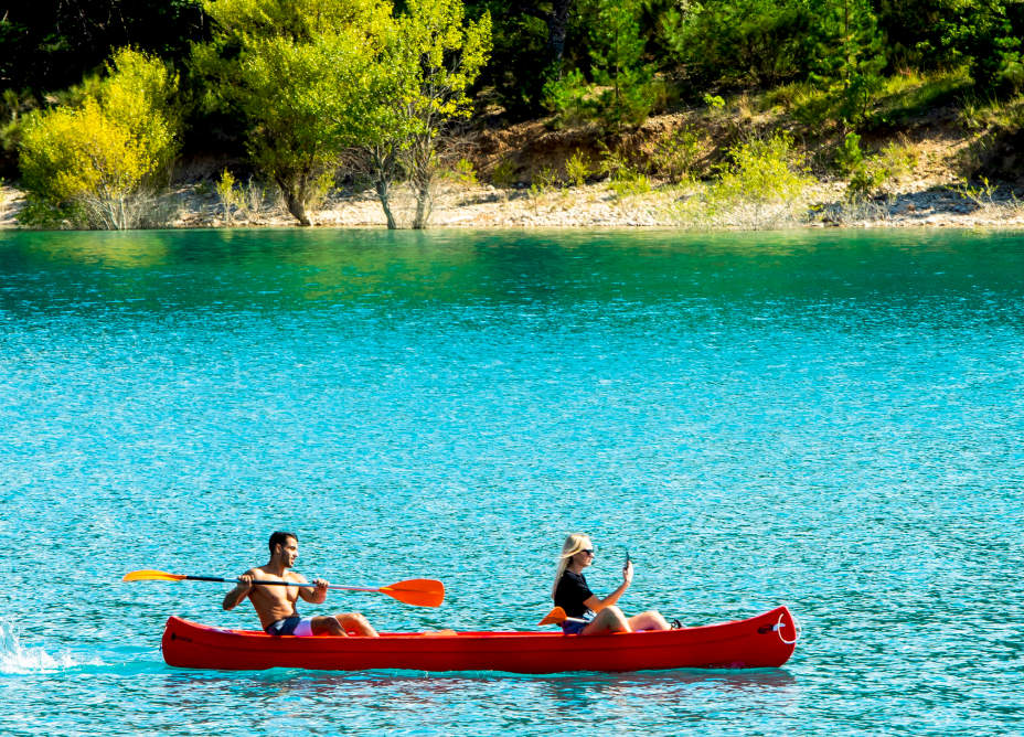 photo d'un canoë sur le lac