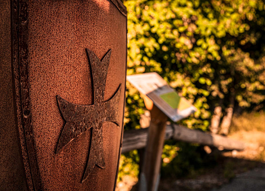 sculpture de chevaliers templiers à Le Bourget